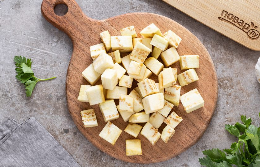 1. Этап. Грибы по-ташкентски: Баклажаны очистите от кожуры, затем нарежьте кубиками примерно одинакового размера. Сильно мелко нарезать не стоит, оптимально 2x2 см.