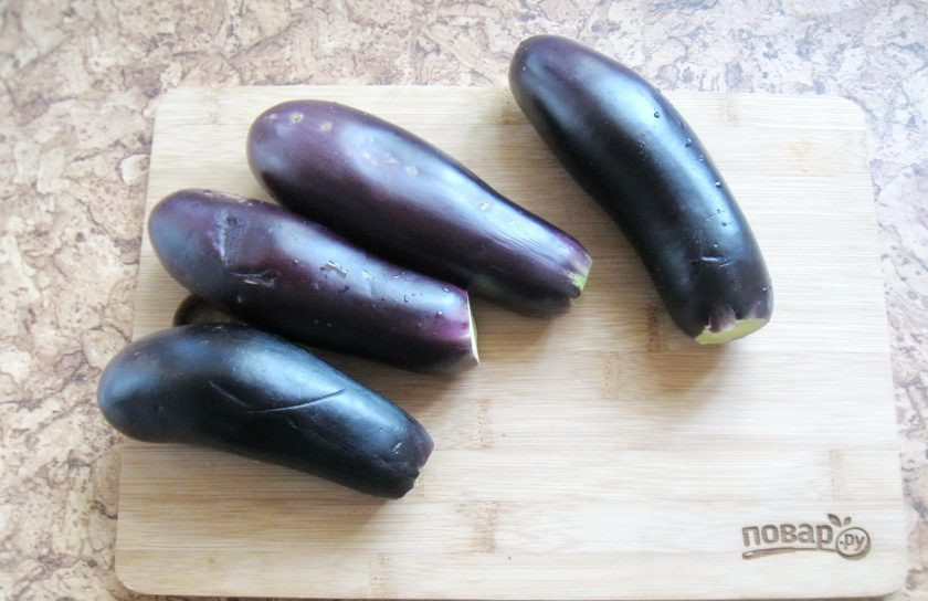 1. Этап. Квашеные фаршированные баклажаны: Баклажаны помойте и обрежьте плодоножку.