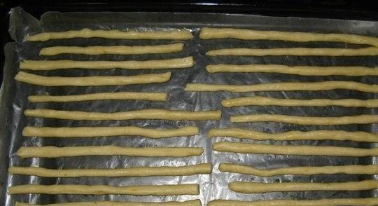 1. Этап. Сырная соломка: Противень застилаем пергаментной бумагой, выкладываем на нее наши палочки. Выпекаем 15 минут при 180 градусах.