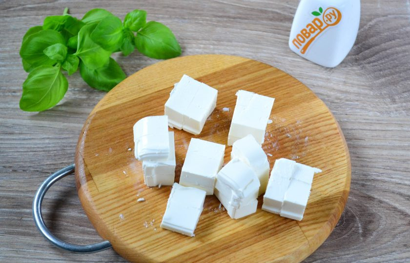 1. Этап. Салат из помидоров с базиликом и чесноком: Сыр нарежьте на кубики примерно 1х1 см.