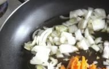 1. Этап. Суп на говяжьем бульоне: Натрем морковь на крупной терке и вместе с луком обжариваем на сковороде