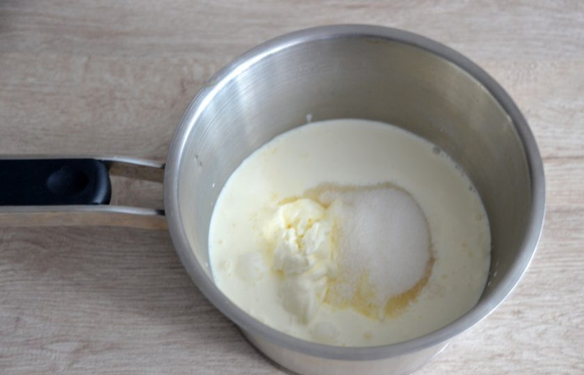 1. Этап. Суфле Крем-брюле: Влейте в сотейник жирные сливки, добавьте щепотку соли, ванильный стручок ванили (или ванильный сахар), всыпьте половину сахарного песка.