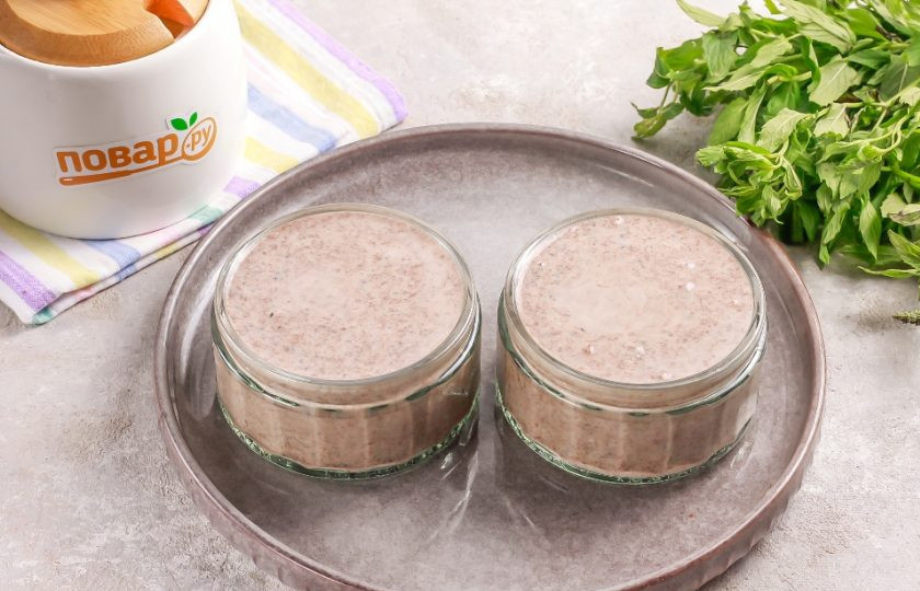 1. Этап. Шоколадный чиа-пудинг с йогуртом: Аккуратно перемешайте всю массу, не торопитесь, так как какао будет плохо вмешиваться в холодный йогурт. Затем разлейте массу в стаканы, креманки или небольшие десертные емкости. Поместите в холодильник на 4-5 часов.