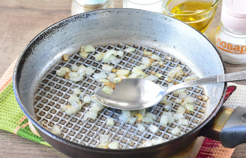 1. Этап. Свекла в сливочном соусе: Обжаривайте лук на сковороде с маслом 3-4 минуты, помешивая.