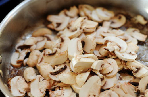 1. Этап. Отбивные с грибами: 7. Выложить грибы на сковороду, в которой было филе.