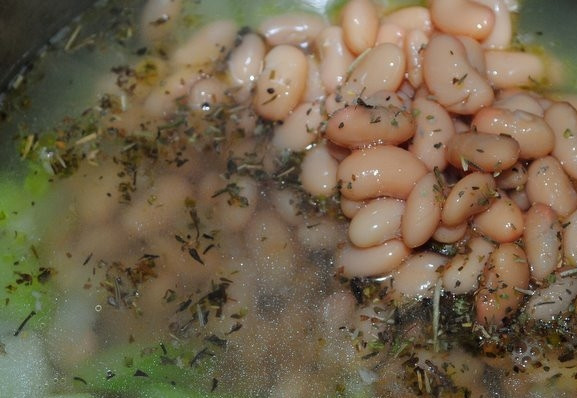 1. Этап. Овощной суп с сельдереем: В кастрюлю налить бульон, добавить фасоль, травы,соль, чеснок, перемешиваем и варим 5 минут под крышкой на небольшом огне.