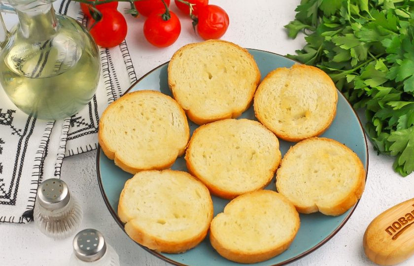 1. Этап. Брускетты в аэрогриле: Аккуратно выложите их на тарелку, блюдо или досочку и дайте остыть в течение 5 минут, они при остывании станут хрустящими и ломкими.