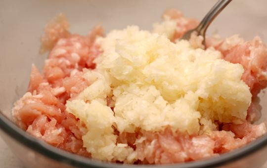 1. Этап. Котлеты куриные с сыром: Куриный фарш перемешиваем с измельченной при помощи блендера луковицей. Если у вас не фарш, а куриное мясо - перекрутите через мясорубку или кухонный комбайн.