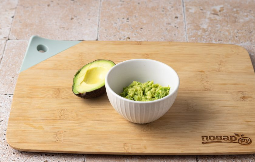 1. Этап. Бутерброды с авокадо, сыром и помидором: Авокадо очистите, удалите косточку и раздавите вилкой. Посолите и поперчите, добавьте лимонный сок.