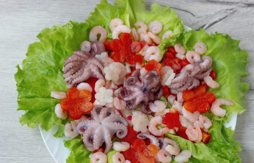 1. Этап. Салат Цветочная поляна: Сверху выложите морепродукты и цветы из овощей.