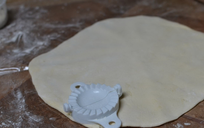 1. Этап. Вареники с ягодами: Раскатываем тесто и формируем одинаковые кружочки. Можно это делать при помощи обычного стакана.