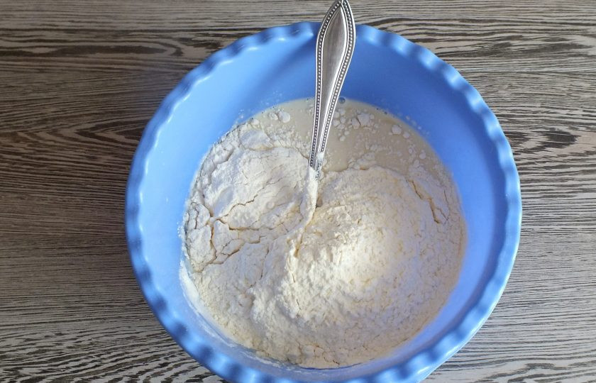 1. Этап. Булочки повышенной калорийности по ГОСТу: Всыпьте 250 грамм муки.