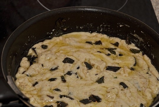 1. Этап. Макароны с кальмарами: 3. Когда мука слегка обжарилась, влить на сковороду сливки и продолжать мешать. Также отправить вымытый и просушенный базилик.