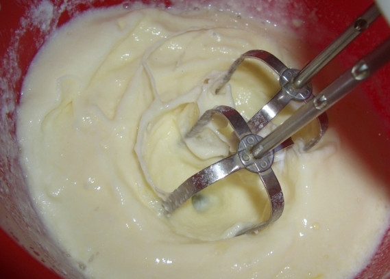 1. Этап. Пончики на простокваше: 1. Первым делом в глубокой емкости взбейте яйца с простоквашей.