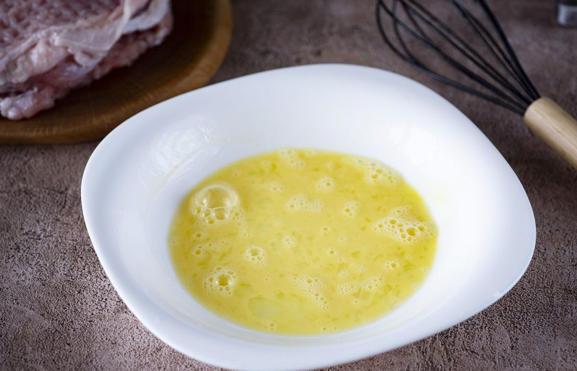 1. Этап. Котлеты отбивные из свинины: В отдельную глубокую тарелку вбейте яйцо и хорошенько его взболтайте венчиком.