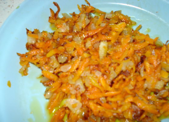 1. Этап. Суп из белых грибов свежих: Лук мелко порежьте, морковь натрите на терке. Вместе пассеруйте на оливковом масле.