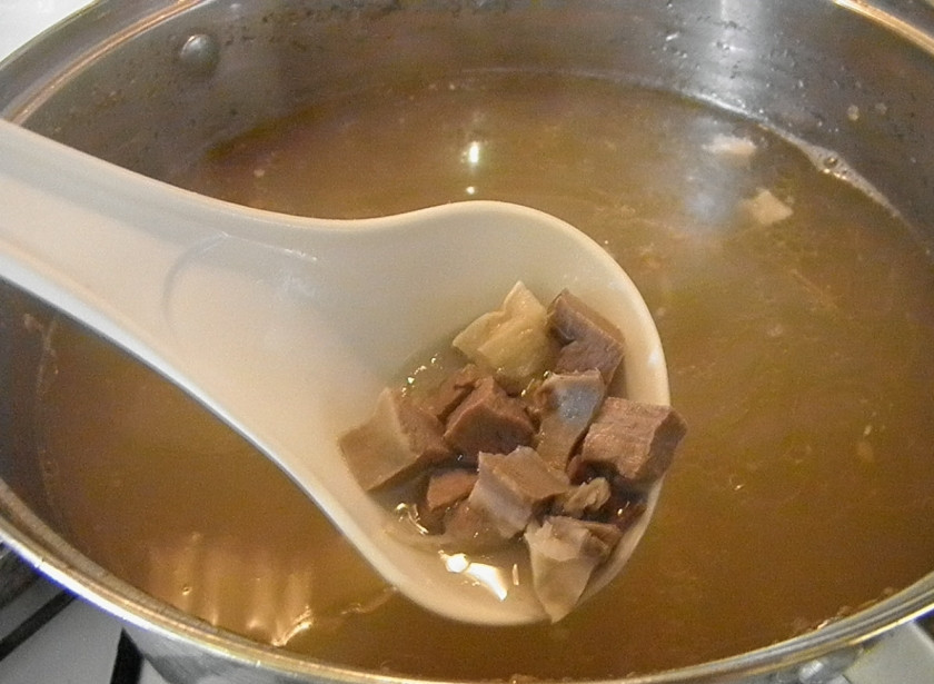 1. Этап. Солянка классическая: Верните мясо в бульон.