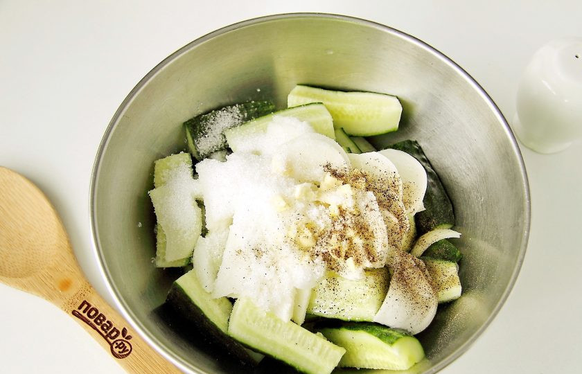 1. Этап. Салат из огурцов Дамские пальчики: Добавьте растительное масло, уксус, соль, сахар и перец по вкусу.