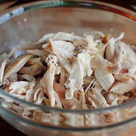 1. Этап. Салат Мексиканский с курицей: Готовое куриное филе (лучше запеченное или обжаренное на гриле, но можно и отварное) разбираем на волокна.