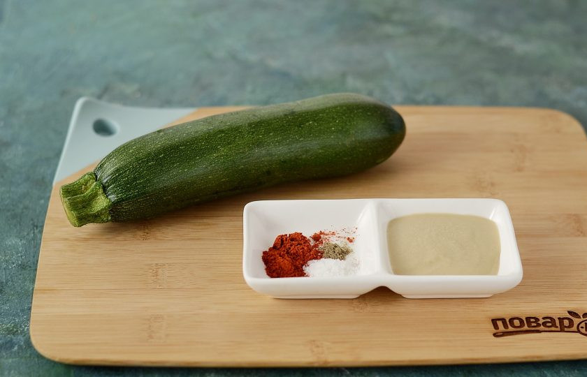 1. Этап. Кабачки с паприкой в духовке: Подготовьте все ингредиенты.