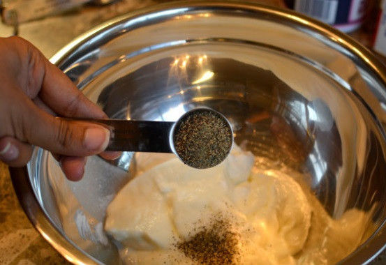 1. Этап. Маринад для курицы со сметаной: Добавляем перец.