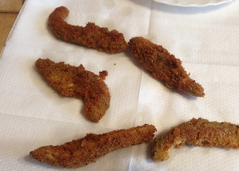 1. Этап. Авокадо во фритюре: Выкладываем обжаренные кусочки на бумажные салфетки, пусть они впитывают жир.