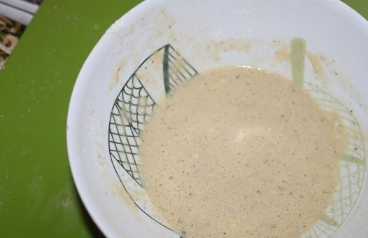 1. Этап. Жареная пикша: 4. Для кляра: в миску вбиваю яйца, наливаю молоко, добавляю муку и специи, все тщательно перемешиваю.