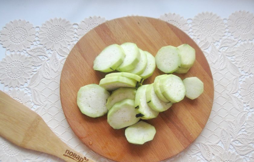 1. Этап. Мясные котлеты с баклажанами: Баклажан помойте, очистите и нарежьте кружками.