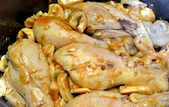 1. Этап. Куриные ножки, запеченные в мультиварке: 6. Перемешайте все содержимое и готовьте в режиме «Тушение» еще 20 минут под закрытой крышкой.