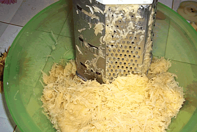 1. Этап. Цыбрики: 1. Первым делом вымойте и очистите картофель. Натрите на терке или измельчите в кухонном комбайне, например. Выложите в дуршлаг.