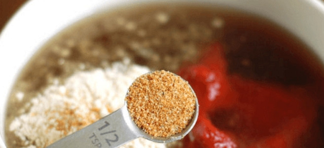 1. Этап. Соус для барбекю: 3. Добавляю луковый порошок, а затем — чесночный порошок.