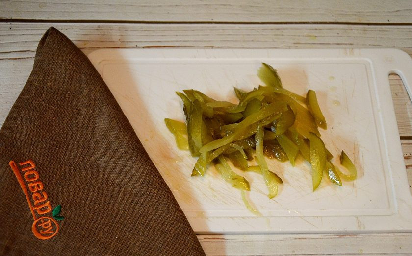 1. Этап. Салат со свеклой Агата: 3. Огурцы нарежьте соломкой.