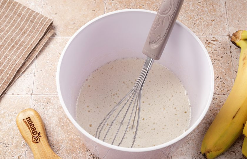 1. Этап. Заливной пирог с бананами: Соедините яйца и сахар. Взбейте.
