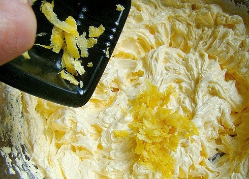 1. Этап. Лимонник пирог: Теперь очередь лимонной цедры.