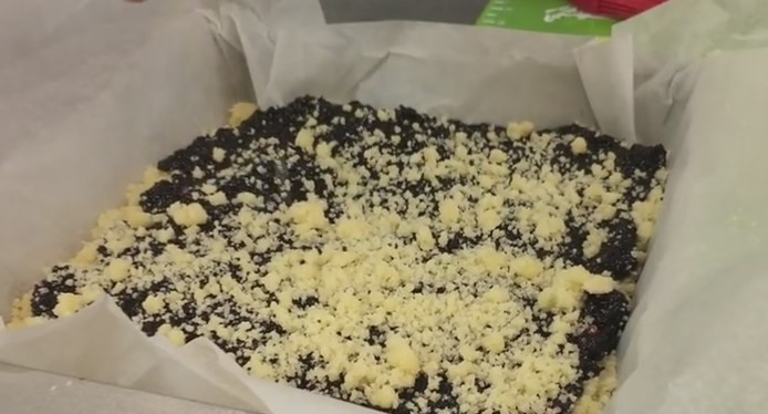 1. Этап. Домашний тёртый пирог с черникой: 6. Черничное варенье сверху слегка присыпьте крошкой, чтобы черника оставалась видна.