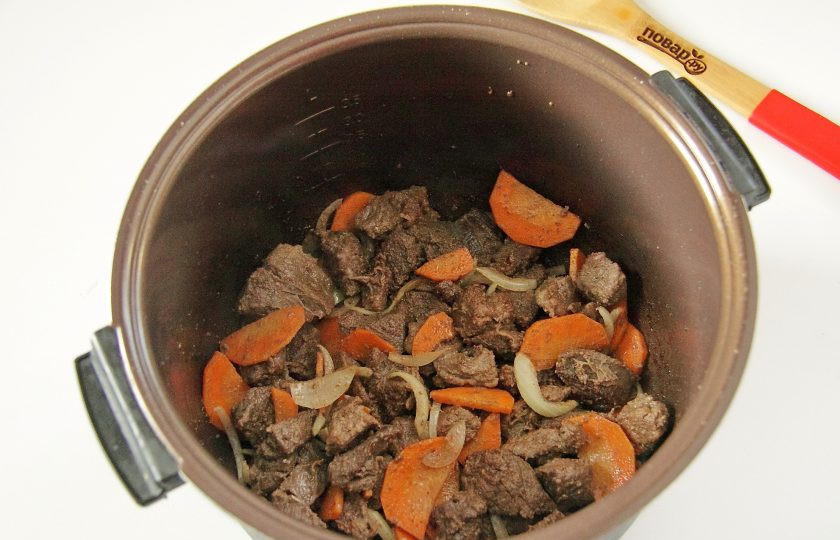 1. Этап. Говядина с морковью в мультиварке: Добавьте нарезанную крупно морковь и лук. Обжарьте все вместе 2-3 минуты.