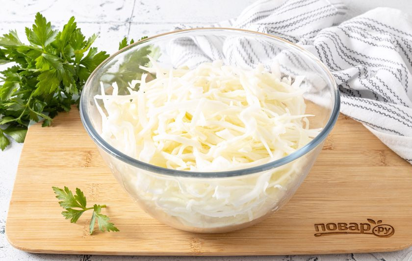 1. Этап. Квашеная салатная капуста: Капусту тонко нашинкуйте.