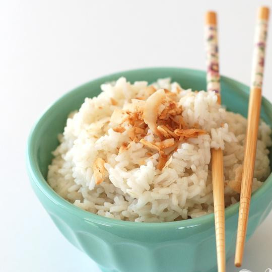 1. Этап. Тайский кокосовый рис: Блюдо готово. Посыпьте немного кокосовых хлопьев сверху и подавайте. Приятного аппетита.