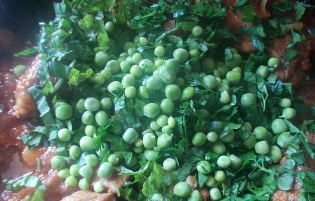 1. Этап. Свинина с базиликом: 4. Когда мясо потушится около получаса добавьте к нему зеленый горошек и нарубленную зелень. Накройте крышкой и доведите до готовности около 10 минут.