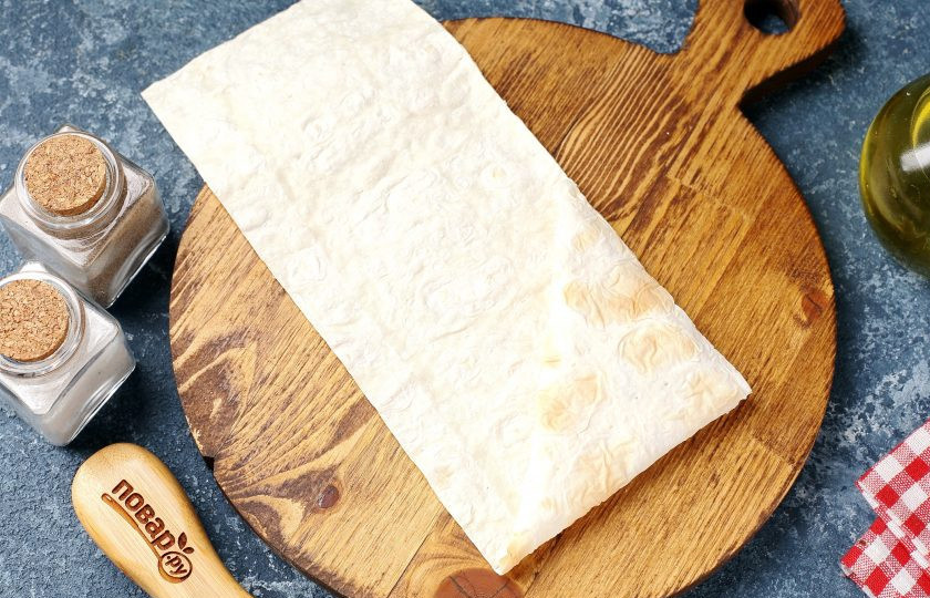 1. Этап. Конвертики из лаваша с варёными яйцами и сметаной: Двигайтесь вдоль всей полоски, заворачивая лаваш аналогично, пока он не закончится.