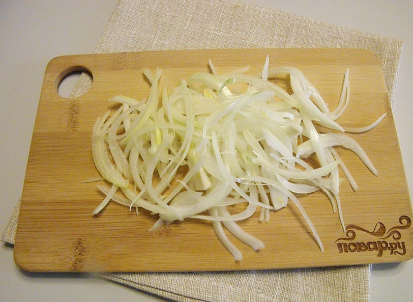 1. Этап. Капустный суп с курицей: Порежьте тонко полукольцами лук, можно добавить и морковь для цвета.