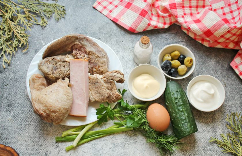 1. Этап. Салат Мясное ассорти: Подготовьте все необходимые ингредиенты для приготовления. Зелень и лук сполосните и отряхните от воды, с маслин и оливок слейте жидкость.