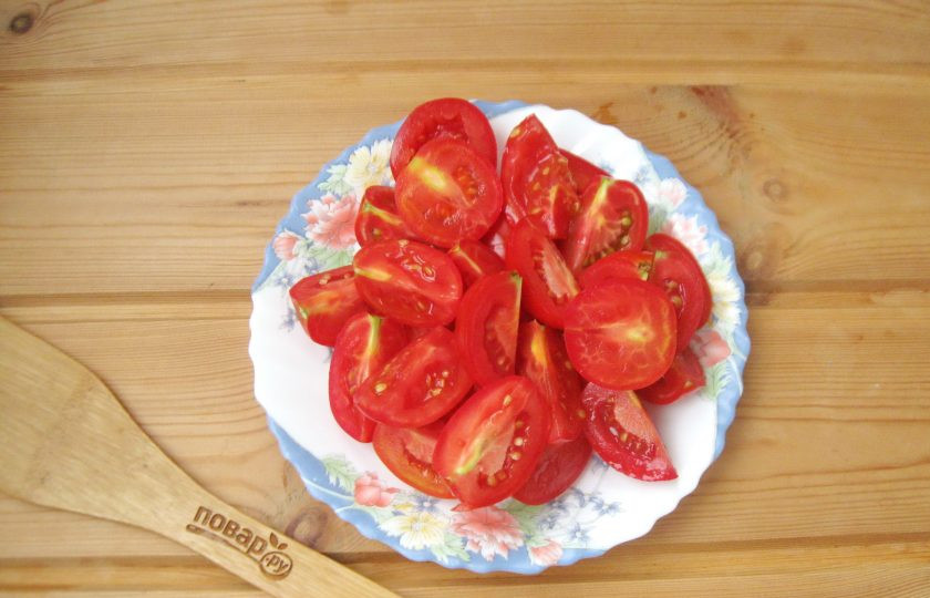 1. Этап. Помидоры кусочками на зиму: Помидоры вымойте и нарежьте кусочками, но не мелкими.