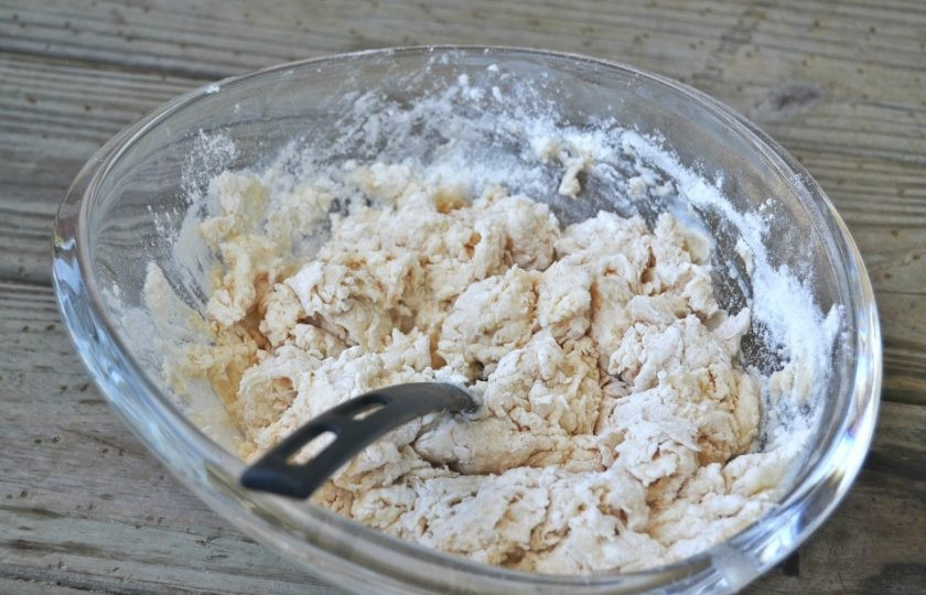 1. Этап. Лепешки с грибами и картошкой: 3. Аккуратно перемешайте тесто ложкой, ведь оно очень горячее.