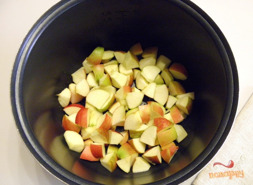 1. Этап. Шарлотка с яблоками в мультиварке: 5. У яблок удалите сердцевинки. Если кожура плотная и жесткая, то лучше снять ее. Яблоки порежьте небольшими кусочками или пластинками. Чашу мультиварки смажьте рафинированным или сливочным маслом. Распределите яблоки.