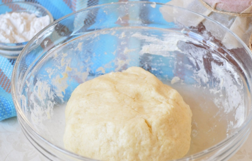 1. Этап. Тесто для рогаликов: 5. Замешиваю песочное тесто и отправляю его на 30 минут в холодильник, там оно отдохнет, и будет легче с ним работать. Через полчаса тесто готово к использованию.