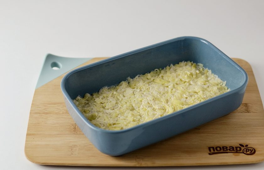 1. Этап. Запеканка с грибами: Смажьте форму для выпечки маслом, на дно выложите половину картофеля. Плотно утрамбуйте.