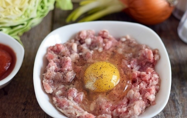 1. Этап. Ленивые голубцы по-московски: 2. Выложите в отдельную миску фарш, добавьте к нему яйцо, посолите и поперчите.