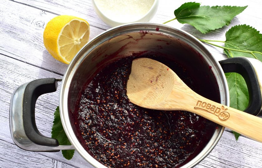 1. Этап. Повидло из шелковицы: 3. Добавьте сахар, перемешайте, поставьте на медленный огонь. Варите в течение 40-45 минут до загустения повидла. За 2 минуты до конца варки добавьте лимонный сок или лимонную кислоту (1/2 ч.л.), перемешайте.