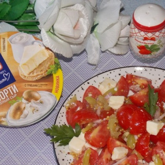 Салат с помидорами черри и сыром